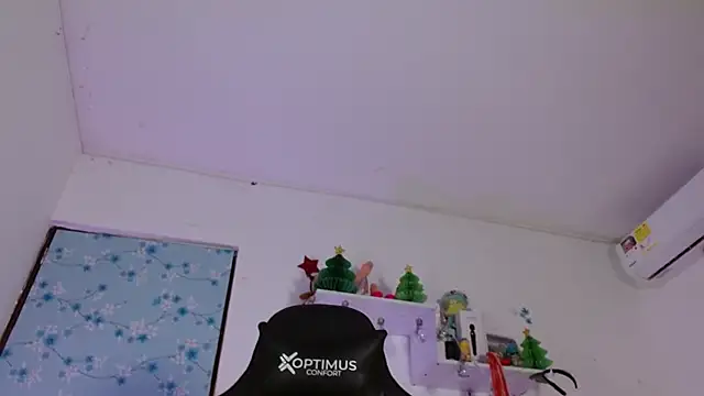 Snapshot of miss_valery2 chatting on 03/10/25, 01:45 miss valery2 online show from 03/10/25, 01:45