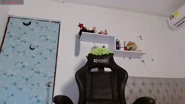 Snapshot of miss_valery2 chatting on 11/16/25, 01:21 miss valery2 online show from 11/16/25, 01:21