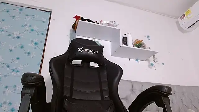 Snapshot of miss_valery2 chatting on 10/05/25, 04:25 miss valery2 online show from 10/05/25, 04:25