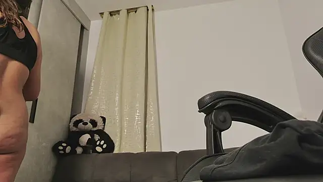Snapshot of miss_valery2 chatting on 06/17/26, 05:40 miss valery2 online show from 06/17/26, 05:40