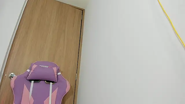 emiily15   online show from 06/05/26, 08:47