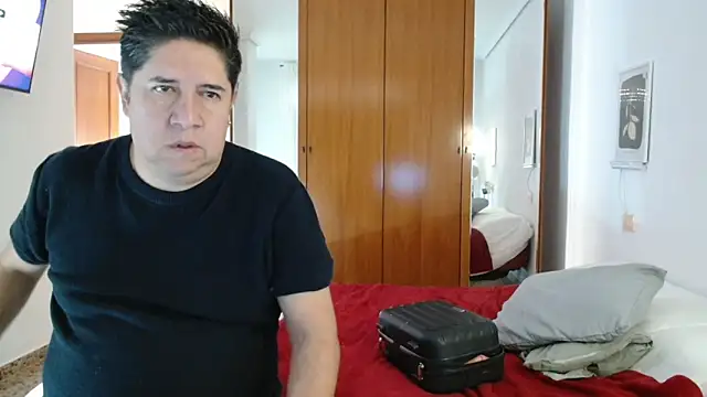 Snapshot of THIAGOEVA chatting on 11/07/25, 08:41 THIAGOEVA online show from 11/07/25, 08:41