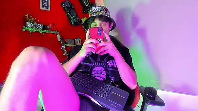 LilOwen  online show from 11/21/25, 06:40