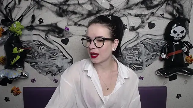 Snapshot of JasmineKouch chatting on 10/19/25, 05:26 JasmineKouch online show from 10/19/25, 05:26