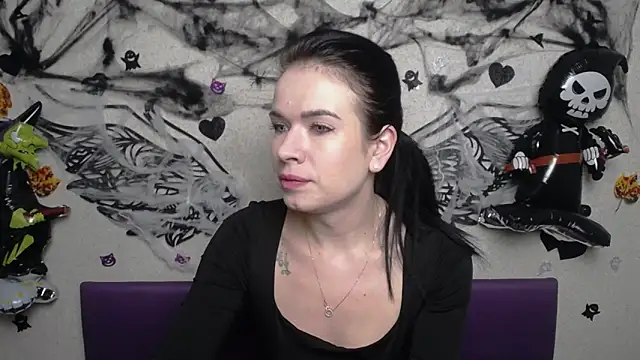 JasmineKouch online show from 10/28/25, 06:23