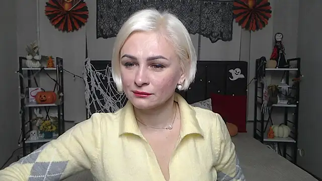 Snapshot of OliviaHorst chatting on 10/23/25, 05:28 OliviaHorst online show from 10/23/25, 05:28