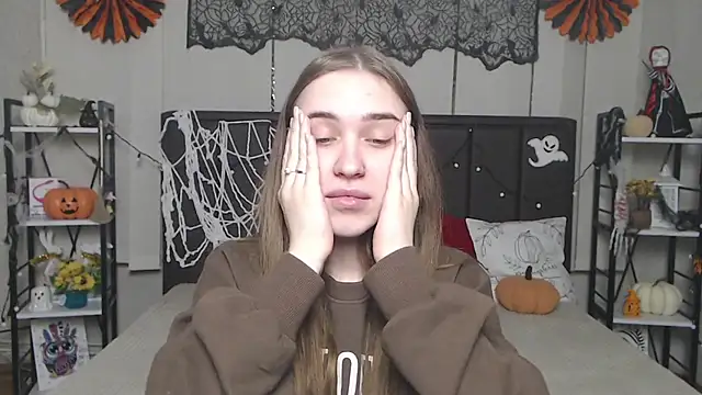 LauraHlot online show from 11/10/25, 06:35