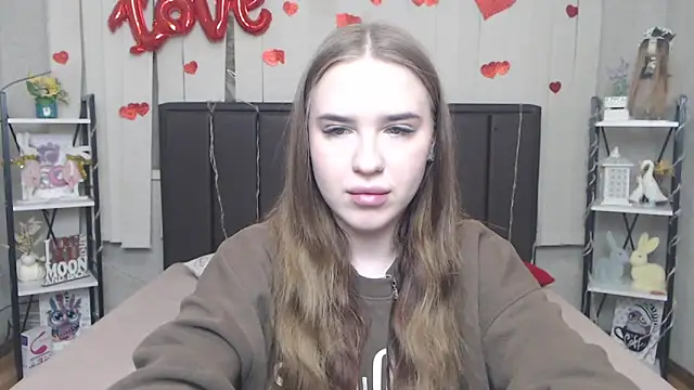 LauraHlot online show from 04/11/26, 05:49