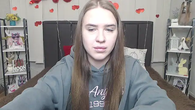 LauraHlot online show from 05/03/26, 06:00