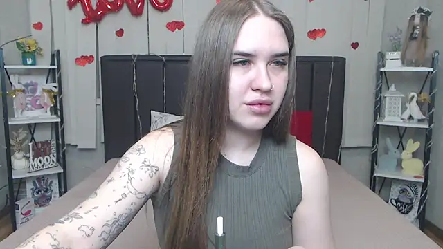 LauraHlot online show from 04/12/26, 05:49