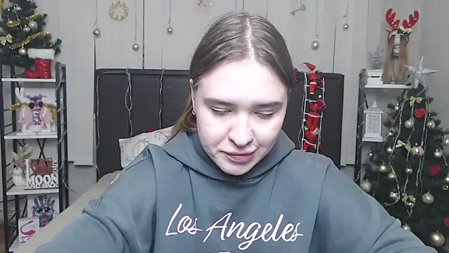 LauraHlot online show from 12/19/25, 06:43