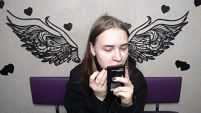 LauraHlot online show from 10/04/25, 05:53