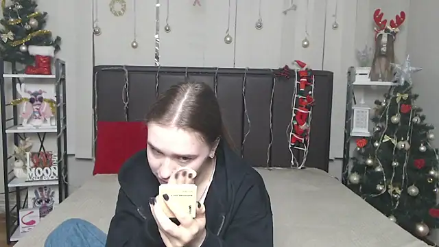 LauraHlot online show from 12/15/25, 08:42