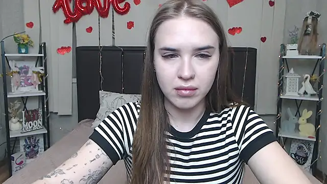 LauraHlot online show from 04/07/26, 06:04