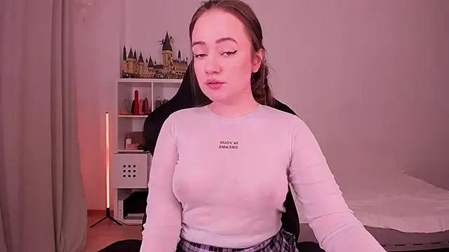 Snapshot of WalkingGirl chatting on 02/27/25, 07:04 WalkingGirl online show from 02/27/25, 07:04