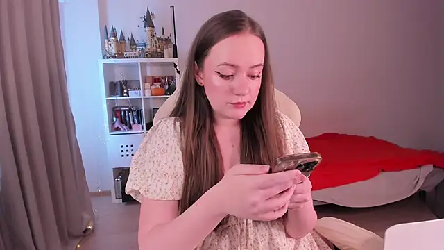 Snapshot of WalkingGirl chatting on 10/18/25, 12:18 WalkingGirl online show from 10/18/25, 12:18