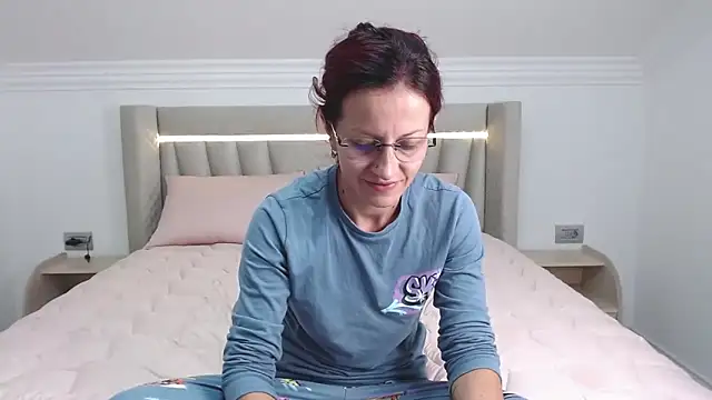 Snapshot of CatWoman0001 chatting on 10/18/25, 06:32 CatWoman0001 online show from 10/18/25, 06:32