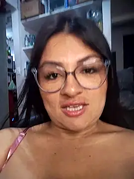 Snapshot of Linda_Lars chatting on 10/28/25, 02:45 Linda Lars online show from 10/28/25, 02:45