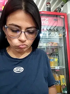 Snapshot of Linda_Lars chatting on 10/27/25, 02:40 Linda Lars online show from 10/27/25, 02:40