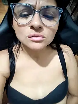 Snapshot of Linda_Lars chatting on 10/30/25, 02:43 Linda Lars online show from 10/30/25, 02:43