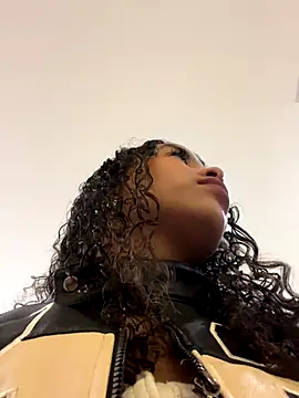 Snapshot of MarieLeon chatting on 12/16/25, 08:46 MarieLeon online show from 12/16/25, 08:46