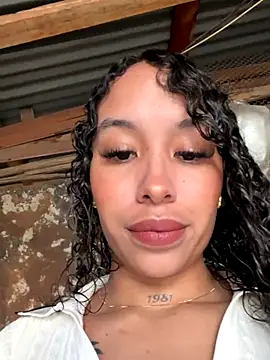 Snapshot of MarieLeon chatting on 12/14/25, 08:14 MarieLeon online show from 12/14/25, 08:14