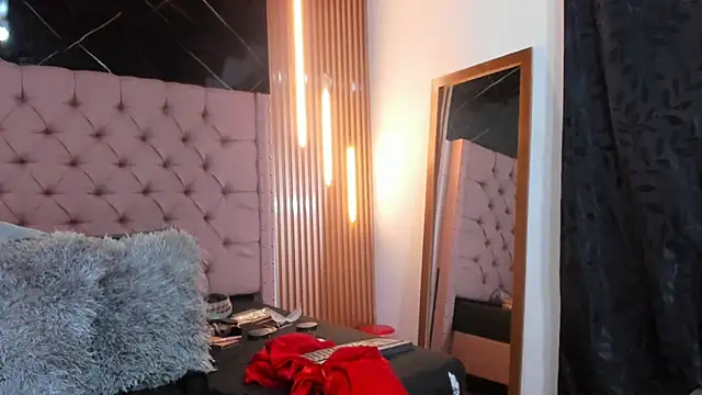 Snapshot of La_indiia chatting on 10/31/25, 12:13 La indiia online show from 10/31/25, 12:13