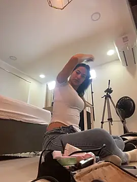 ariel jonees online show from 11/05/25, 04:54