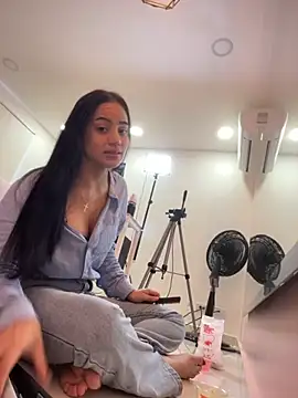 ariel jonees online show from 11/24/25, 05:13