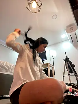 ariel jonees online show from 10/31/25, 04:36