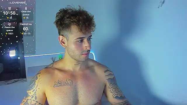Snapshot of Ares_blue chatting on 10/11/25, 01:45 Ares blue online show from 10/11/25, 01:45
