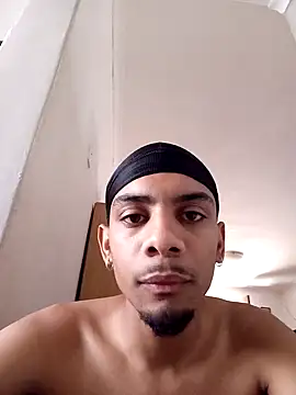 Snapshot of 29YOURZ_28_ chatting on 12/14/24, 08:45 29YOURZ 28 online show from 12/14/24, 08:45