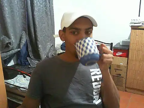 Snapshot of 29YOURZ_28_ chatting on 09/25/25, 05:13 29YOURZ 28 online show from 09/25/25, 05:13