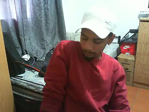 Snapshot of 29YOURZ_28_ chatting on 10/14/25, 12:17 29YOURZ 28 online show from 10/14/25, 12:17
