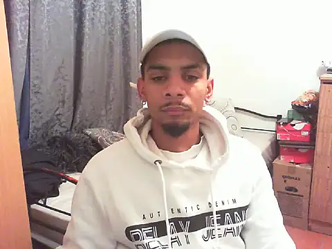 Snapshot of 29YOURZ_28_ chatting on 09/17/25, 09:17 29YOURZ 28 online show from 09/17/25, 09:17