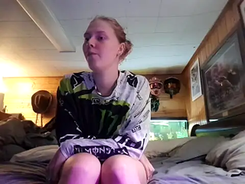 Snapshot of Ryan_and_Aurora chatting on 05/14/26, 01:30 Ryan and Aurora online show from 05/14/26, 01:30