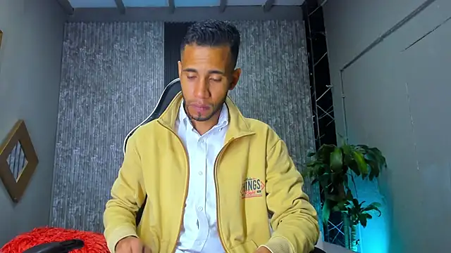 Snapshot of alex_bigcock11 chatting on 03/13/25, 12:24 alex bigcock11 online show from 03/13/25, 12:24