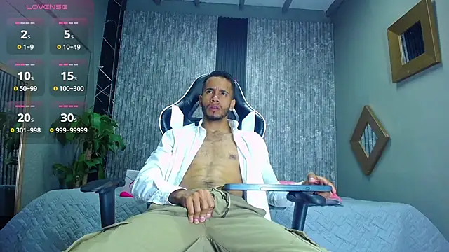 Snapshot of alex_bigcock11 chatting on 03/01/25, 01:07 alex bigcock11 online show from 03/01/25, 01:07