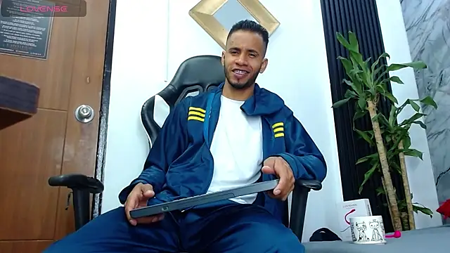 Snapshot of alex_bigcock11 chatting on 02/13/25, 12:11 alex bigcock11 online show from 02/13/25, 12:11