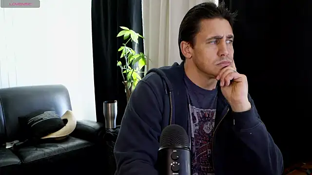 Snapshot of DamienSliick chatting on 11/23/25, 08:30 DamienSliick online show from 11/23/25, 08:30