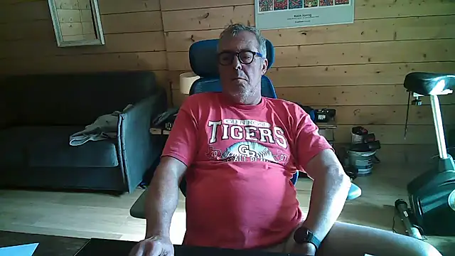 Snapshot of lelohop chatting on 10/16/25, 11:51 lelohop online show from 10/16/25, 11:51