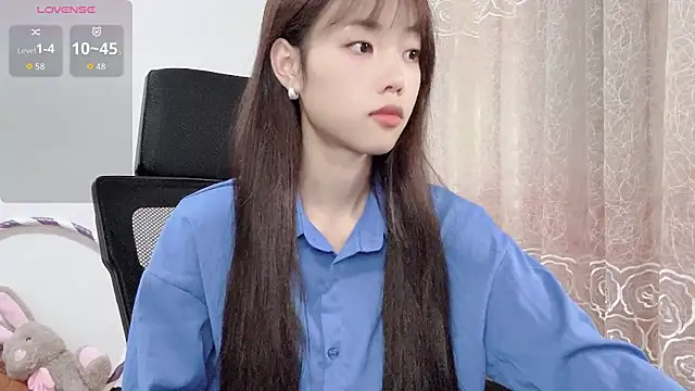 Snapshot of Lvy--v chatting on 10/30/25, 10:39 Lvy--v online show from 10/30/25, 10:39