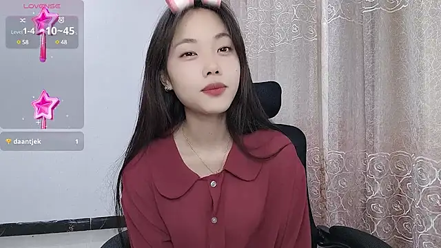Snapshot of Lvy--v chatting on 03/03/25, 07:39 Lvy--v online show from 03/03/25, 07:39