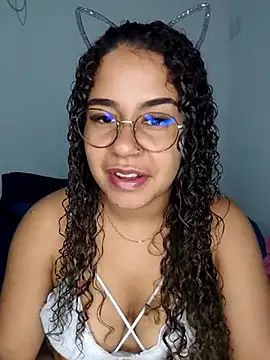 VitoriaFernandes online show from 03/22/25, 08:59