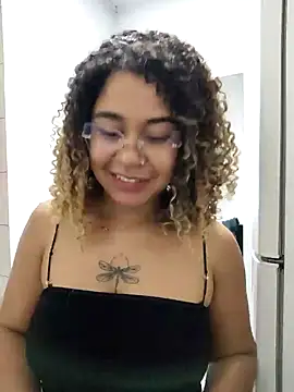 VitoriaFernandes online show from 02/19/26, 09:45