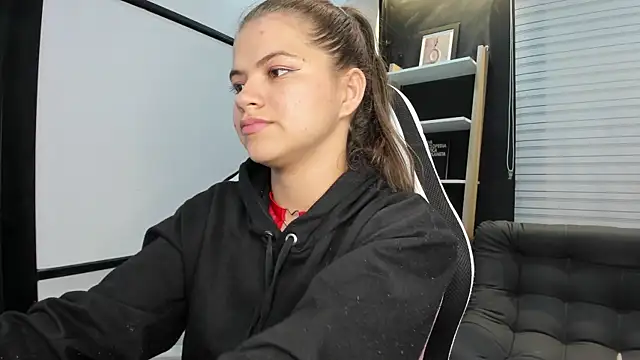 Snapshot of PaigeJayden chatting on 02/19/25, 02:12 PaigeJayden online show from 02/19/25, 02:12