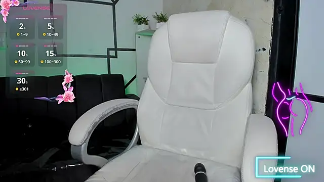 Snapshot of PaigeJayden chatting on 03/18/25, 03:02 PaigeJayden online show from 03/18/25, 03:02
