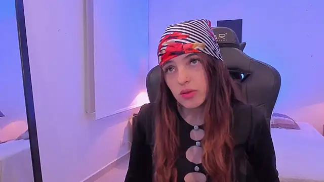 Snapshot of sofiarouge chatting on 12/16/25, 07:51 sofiarouge online show from 12/16/25, 07:51