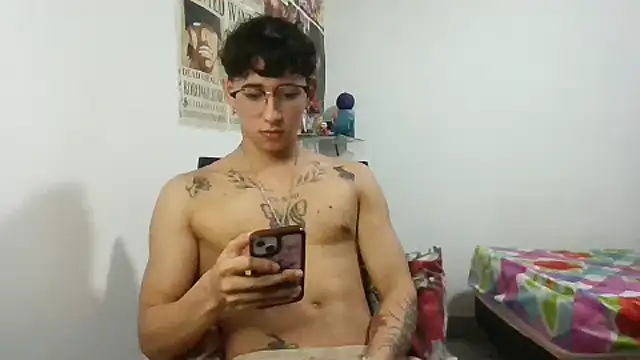 Snapshot of Dillom420 chatting on 01/21/25, 04:43 Dillom420 online show from 01/21/25, 04:43