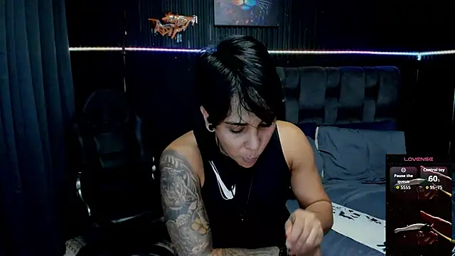 ZhoeStrong online show from 10/31/25, 09:54